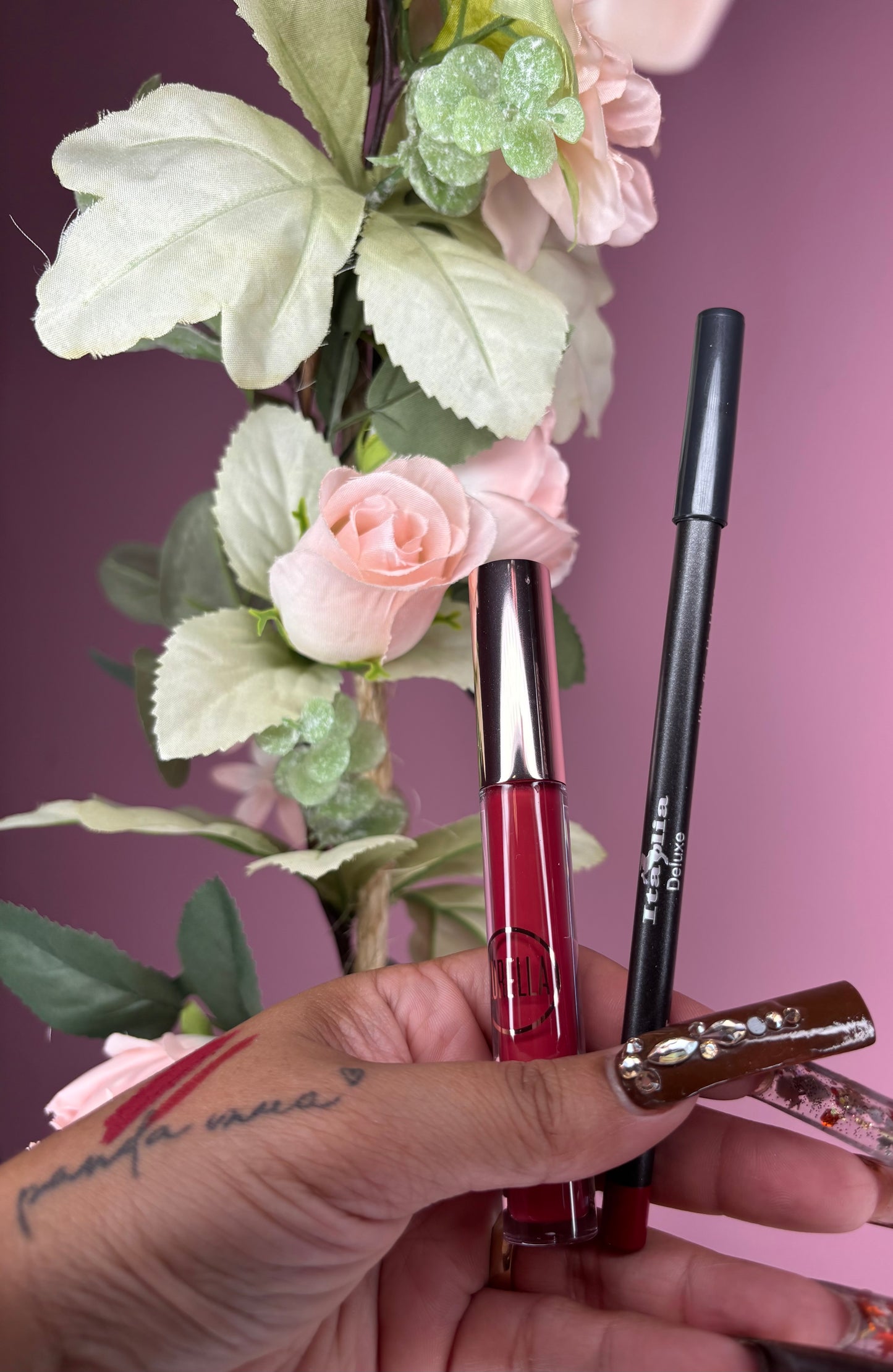 Dúo labial mate rojo y lápiz rojo